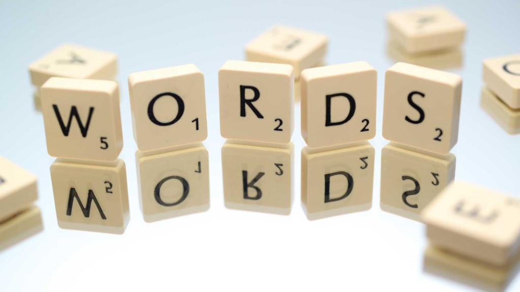 Mot écrit avec des lettres de Scrabble
